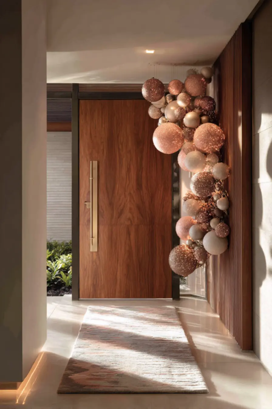 img2011-607 Enfeite de porta natalino que traz magia às suas festas