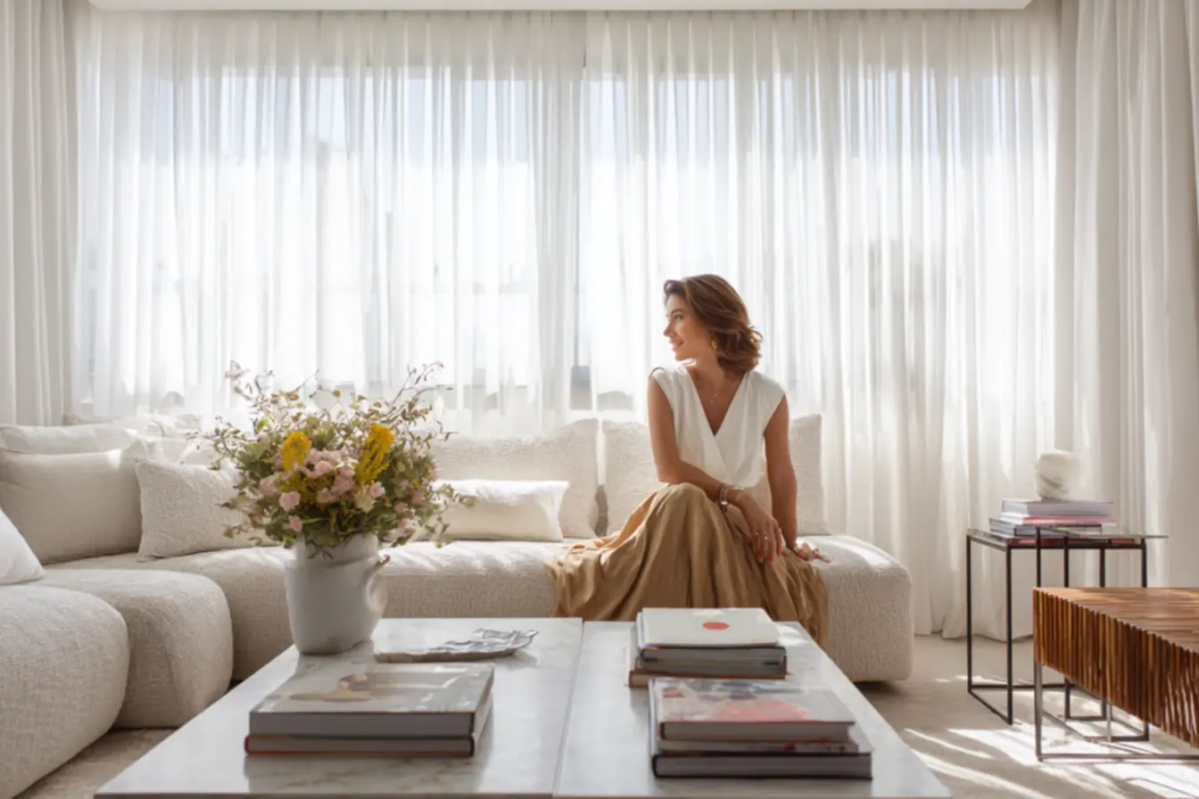 img2011-2395 O segredo para salas mais leves e elegantes: elimine o peso da mesa de centro img2011-2395 O segredo para salas mais leves e elegantes: elimine o peso da mesa de centro