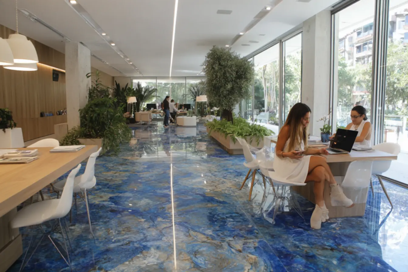 porcelanato-liquido-como-ele-esta-redefinindo-a-elegancia-e-funcionalidade-dos-pisos-4 Porcelanato líquido: como ele está redefinindo a elegância e funcionalidade dos pisos porcelanato-liquido-como-ele-esta-redefinindo-a-elegancia-e-funcionalidade-dos-pisos-4 Porcelanato líquido: como ele está redefinindo a elegância e funcionalidade dos pisos