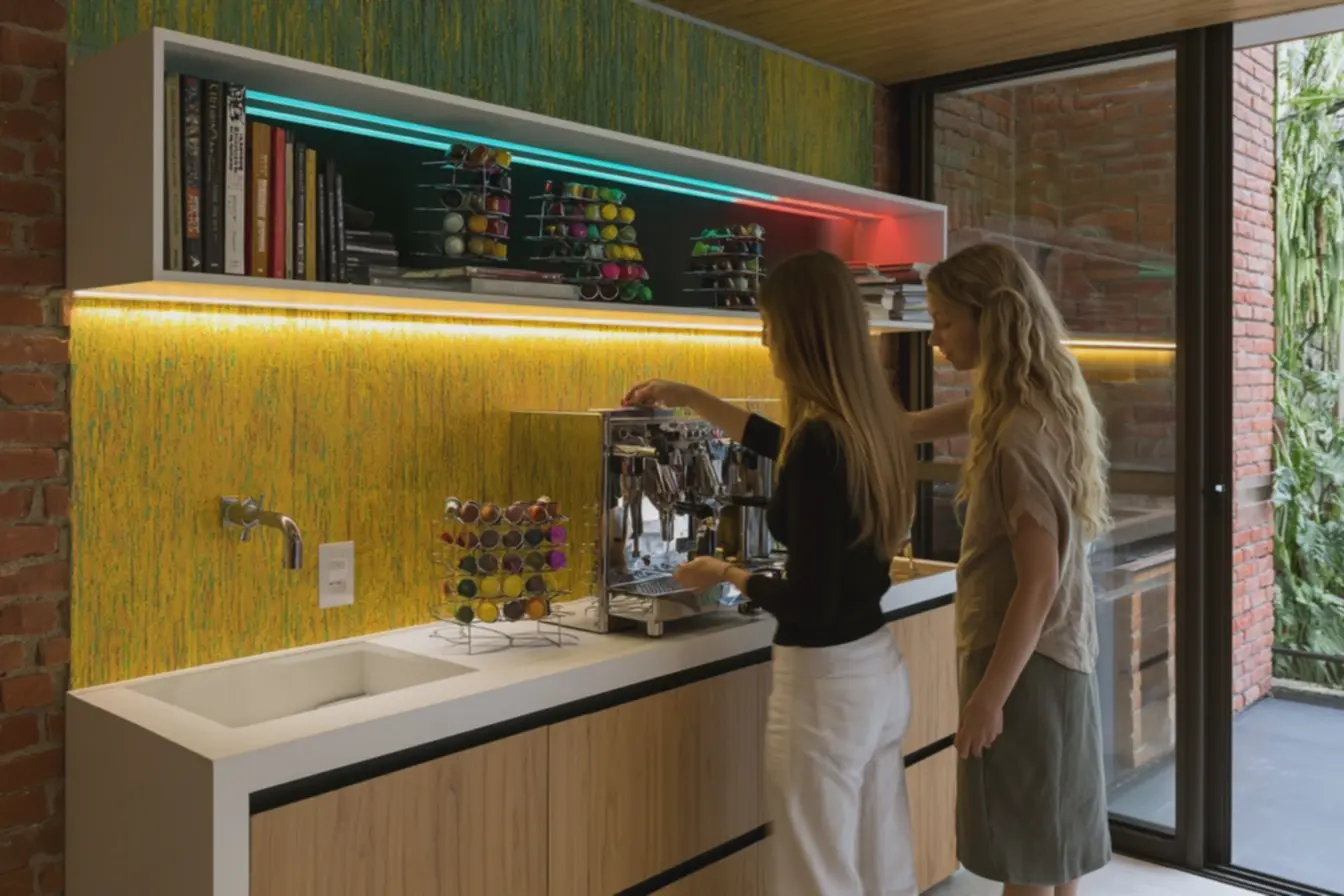 canto-do-cafe-vibrante-em-varanda-com-paredes-de-tijolos-aparentes-e-papel-deparede-amarelo-e-verde O canto do café evoluiu: agora ele precisa ser bonito, prático e integrado à decoração canto-do-cafe-vibrante-em-varanda-com-paredes-de-tijolos-aparentes-e-papel-deparede-amarelo-e-verde O canto do café evoluiu: agora ele precisa ser bonito, prático e integrado à decoração