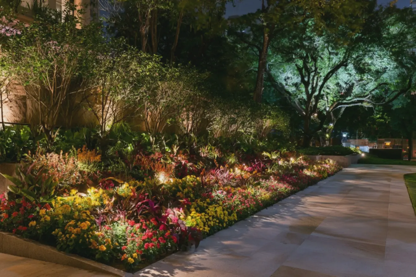 jardim-noturno-vibrante-com-flores-ornamentais-coloridas-iluminadas-por-luzquente-em-difusores Como iluminar um jardim: Os 7 truques simples que fazem toda diferença jardim-noturno-vibrante-com-flores-ornamentais-coloridas-iluminadas-por-luzquente-em-difusores Como iluminar um jardim: Os 7 truques simples que fazem toda diferença