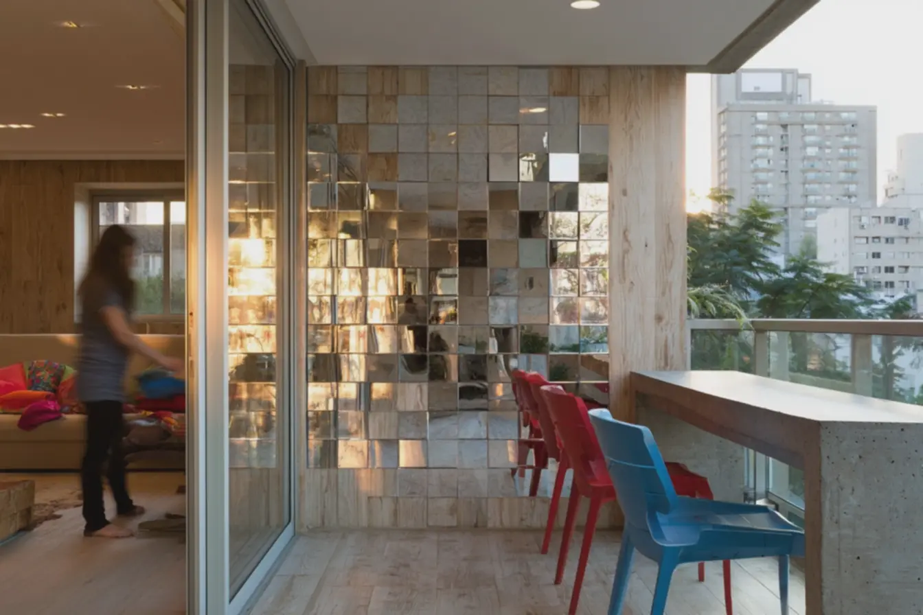 paineis-adesivos-de-espelhos-quadrados-formando-mosaico-refletindo-luz-douradado-entardecer-na-varanda A decoração com espelhos voltou mais ousada e pode transformar ambientes pequenos paineis-adesivos-de-espelhos-quadrados-formando-mosaico-refletindo-luz-douradado-entardecer-na-varanda A decoração com espelhos voltou mais ousada e pode transformar ambientes pequenos