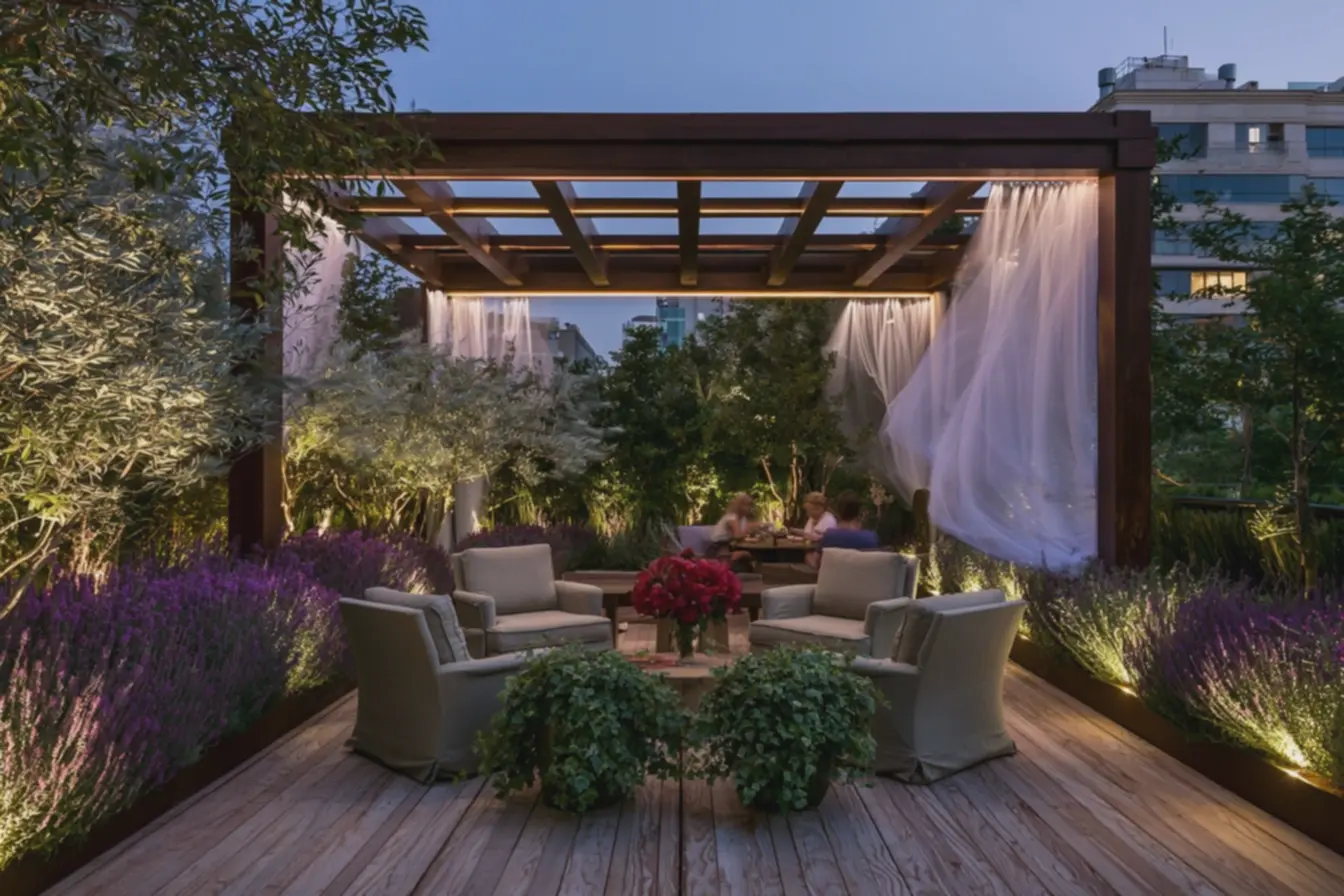 pergolado-de-madeira-escura-com-cortinas-transparentes-para-jardim-residencialque-valoriza-privacidade O jardim com privacidade natural virou solução para quem mora perto demais dos vizinhos pergolado-de-madeira-escura-com-cortinas-transparentes-para-jardim-residencialque-valoriza-privacidade O jardim com privacidade natural virou solução para quem mora perto demais dos vizinhos