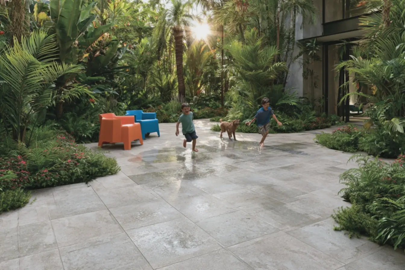 piso-de-porcelanato-molhado-com-gotas-evidentes-e-textura-que-garante-segurancapara-criancas-e-animais O porcelanato na área externa virou aposta forte, mas nem todo modelo vale a pena piso-de-porcelanato-molhado-com-gotas-evidentes-e-textura-que-garante-segurancapara-criancas-e-animais O porcelanato na área externa virou aposta forte, mas nem todo modelo vale a pena