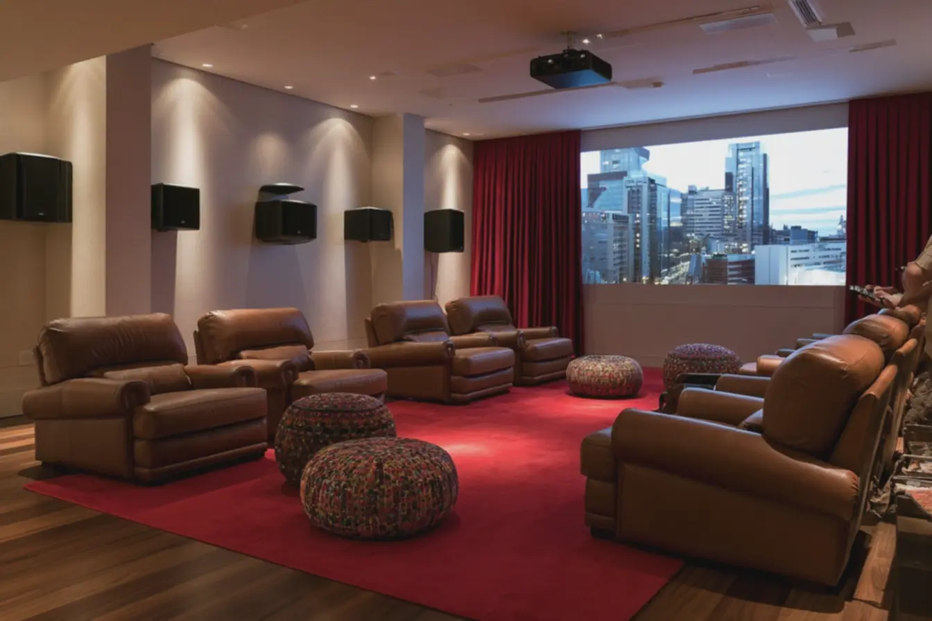 sala-de-cinema-em-casa-com-projetor-exibindo-imagem-grande-em-parede-clara-ecaixas-surround-pretas-fixadas Como criar uma sala de cinema em casa: simples e aconchegante para curtir com a família sala-de-cinema-em-casa-com-projetor-exibindo-imagem-grande-em-parede-clara-ecaixas-surround-pretas-fixadas Como criar uma sala de cinema em casa: simples e aconchegante para curtir com a família