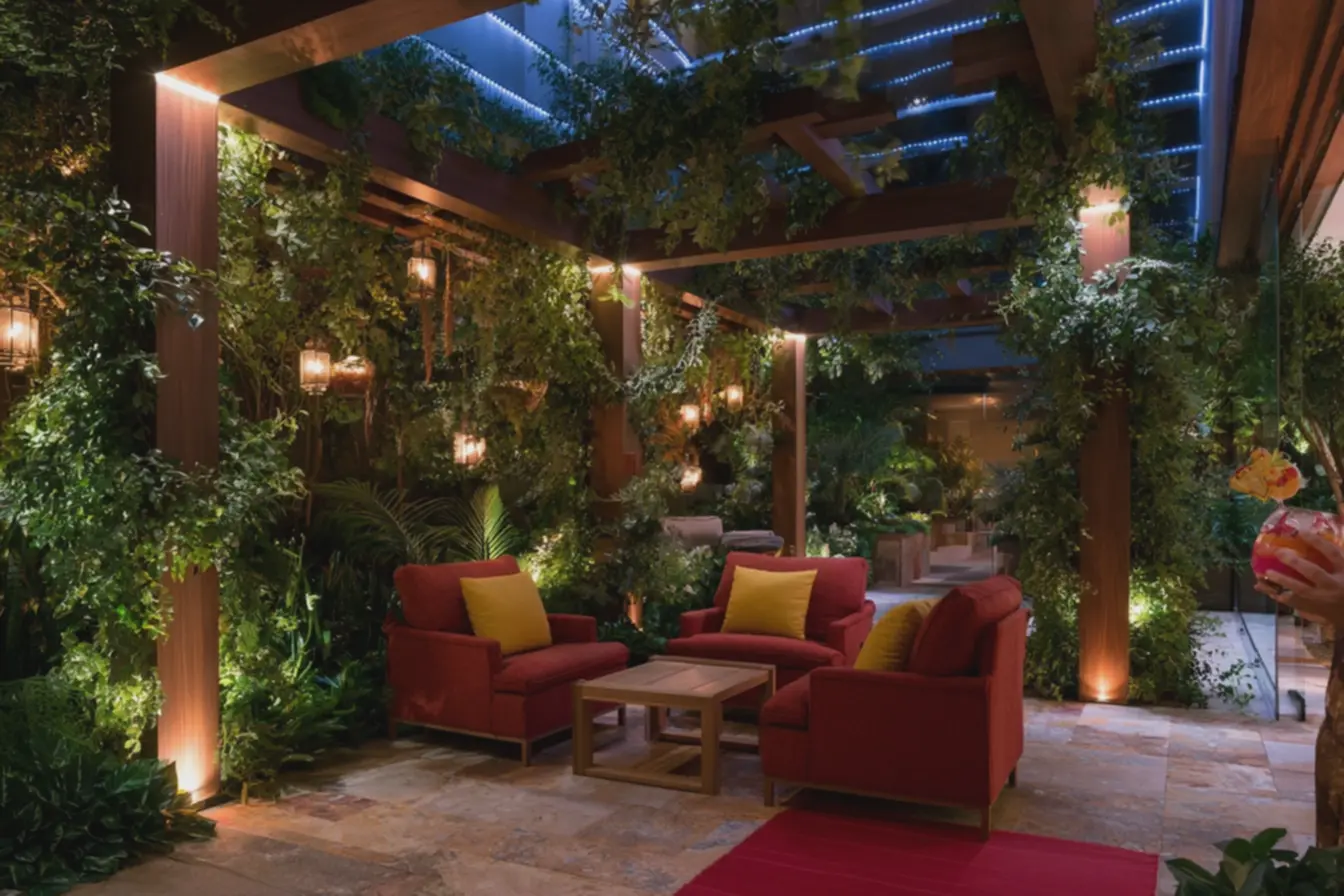 iluminacao-com-fitas-de-led-azuis-lanternas-penduradas-e-luzes-embutidas-criandoambiente-vibrante-e-convidativo Pergolado de madeira no quintal: o detalhe que muda o clima do seu espaço iluminacao-com-fitas-de-led-azuis-lanternas-penduradas-e-luzes-embutidas-criandoambiente-vibrante-e-convidativo Pergolado de madeira no quintal: o detalhe que muda o clima do seu espaço