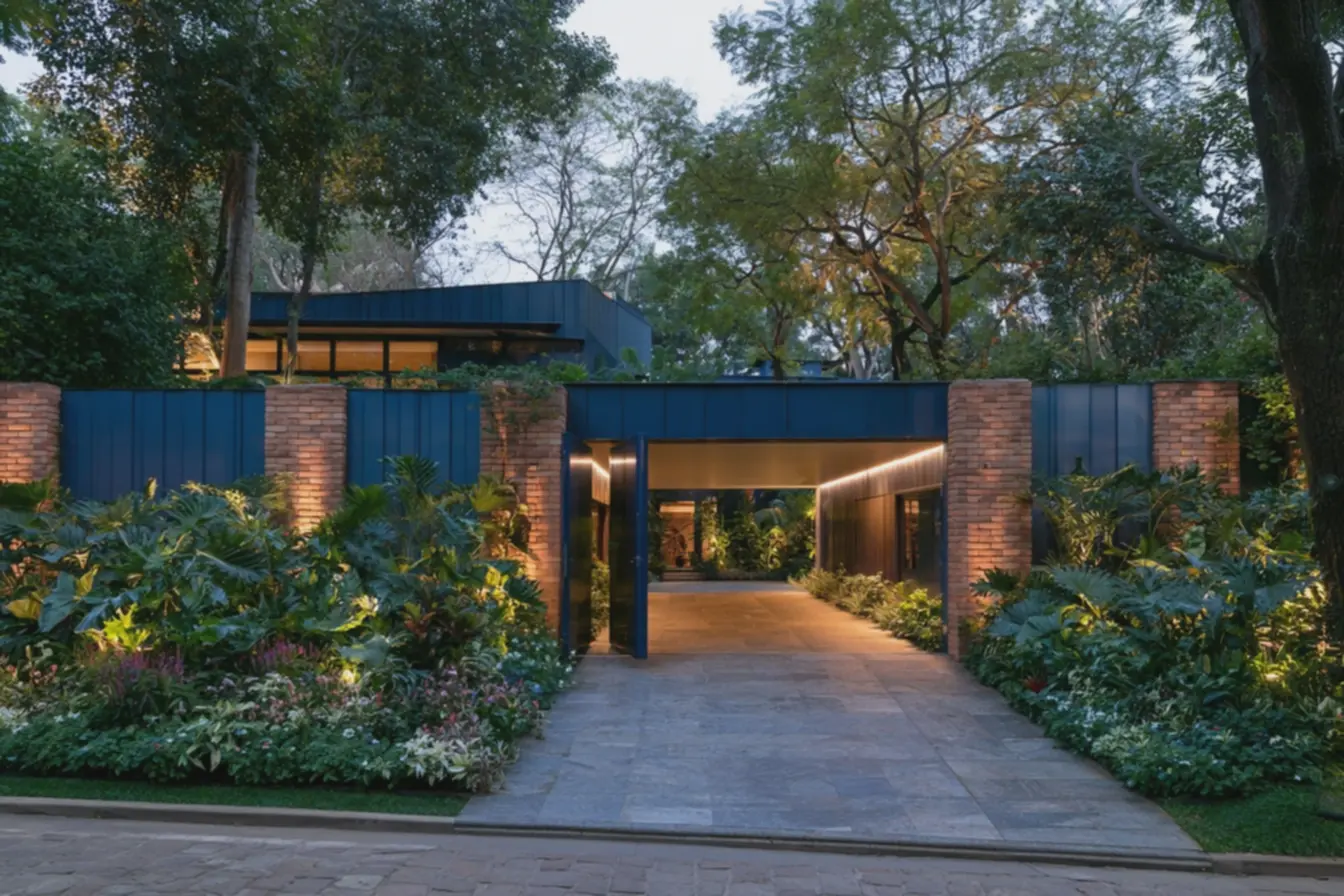muro-alto-com-paineis-metalicos-em-aco-escovado-azul-e-colunas-de-tijolosecologicos-terrosos Como decorar o muro da frente da sua casa muro-alto-com-paineis-metalicos-em-aco-escovado-azul-e-colunas-de-tijolosecologicos-terrosos Como decorar o muro da frente da sua casa