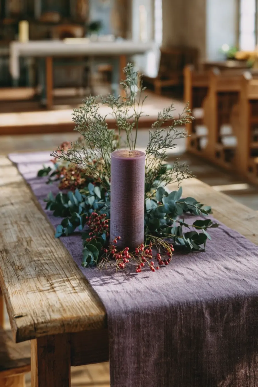 mesa-de-igreja-decorada-para-quaresma-com-toalha-roxa-e-arranjo-simples-de-velaeucalipto Mesas de igreja por estação: arranjos e paleta de cores para cada celebração mesa-de-igreja-decorada-para-quaresma-com-toalha-roxa-e-arranjo-simples-de-velaeucalipto Mesas de igreja por estação: arranjos e paleta de cores para cada celebração