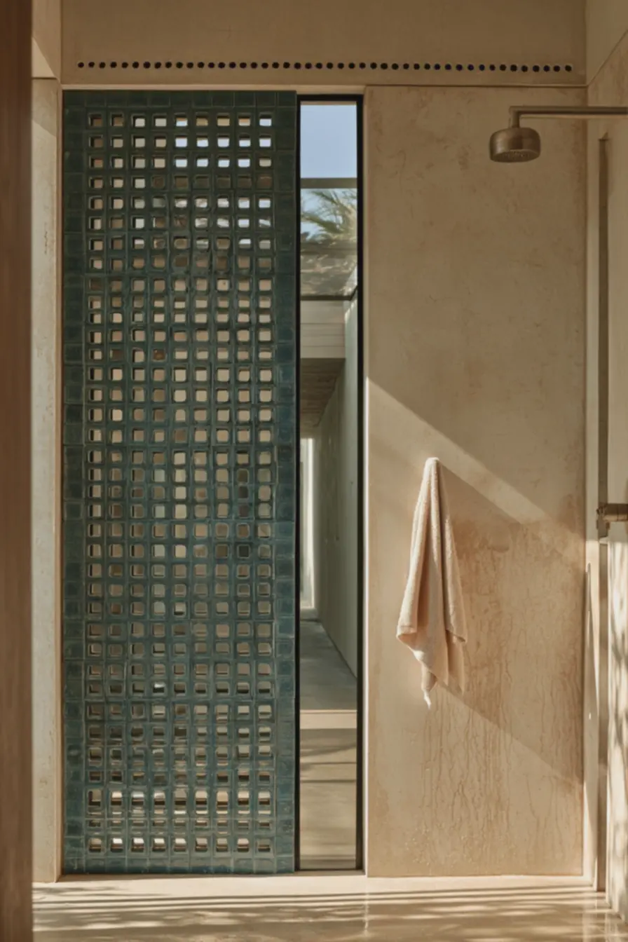 cobogo-com-padroes-contrastantes-e-superficie-vidrada-combinado-com-azulejos-emetais-do-banheiro O elemento brasileiro que voltou à arquitetura e resolve dois problemas de uma vez cobogo-com-padroes-contrastantes-e-superficie-vidrada-combinado-com-azulejos-emetais-do-banheiro O elemento brasileiro que voltou à arquitetura e resolve dois problemas de uma vez