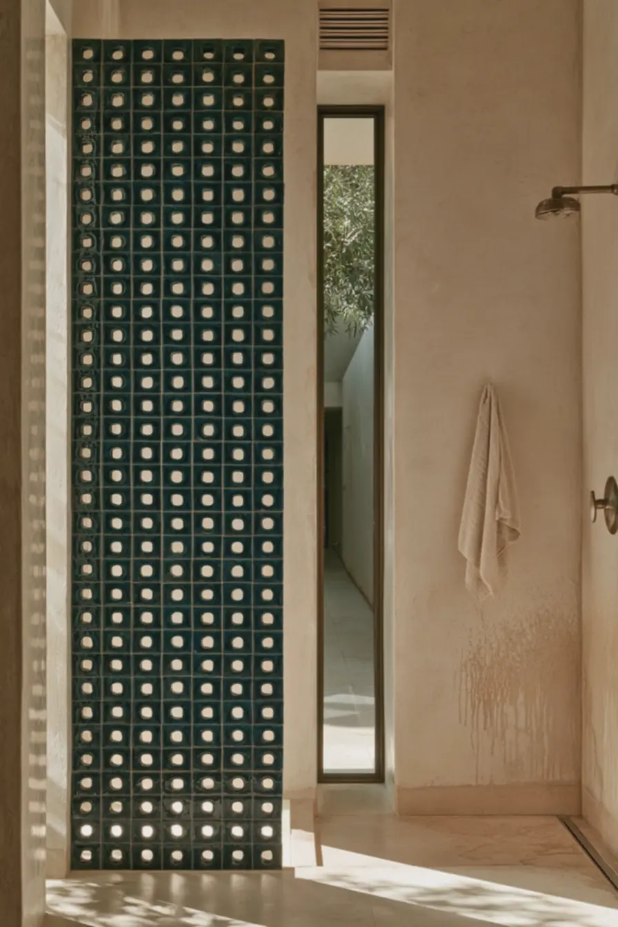 luz-difusa-atravessa-cobogo-e-cria-sombras-geometricas-suaves-no-chao-dobanheiro-compacto O elemento brasileiro que voltou à arquitetura e resolve dois problemas de uma vez luz-difusa-atravessa-cobogo-e-cria-sombras-geometricas-suaves-no-chao-dobanheiro-compacto O elemento brasileiro que voltou à arquitetura e resolve dois problemas de uma vez