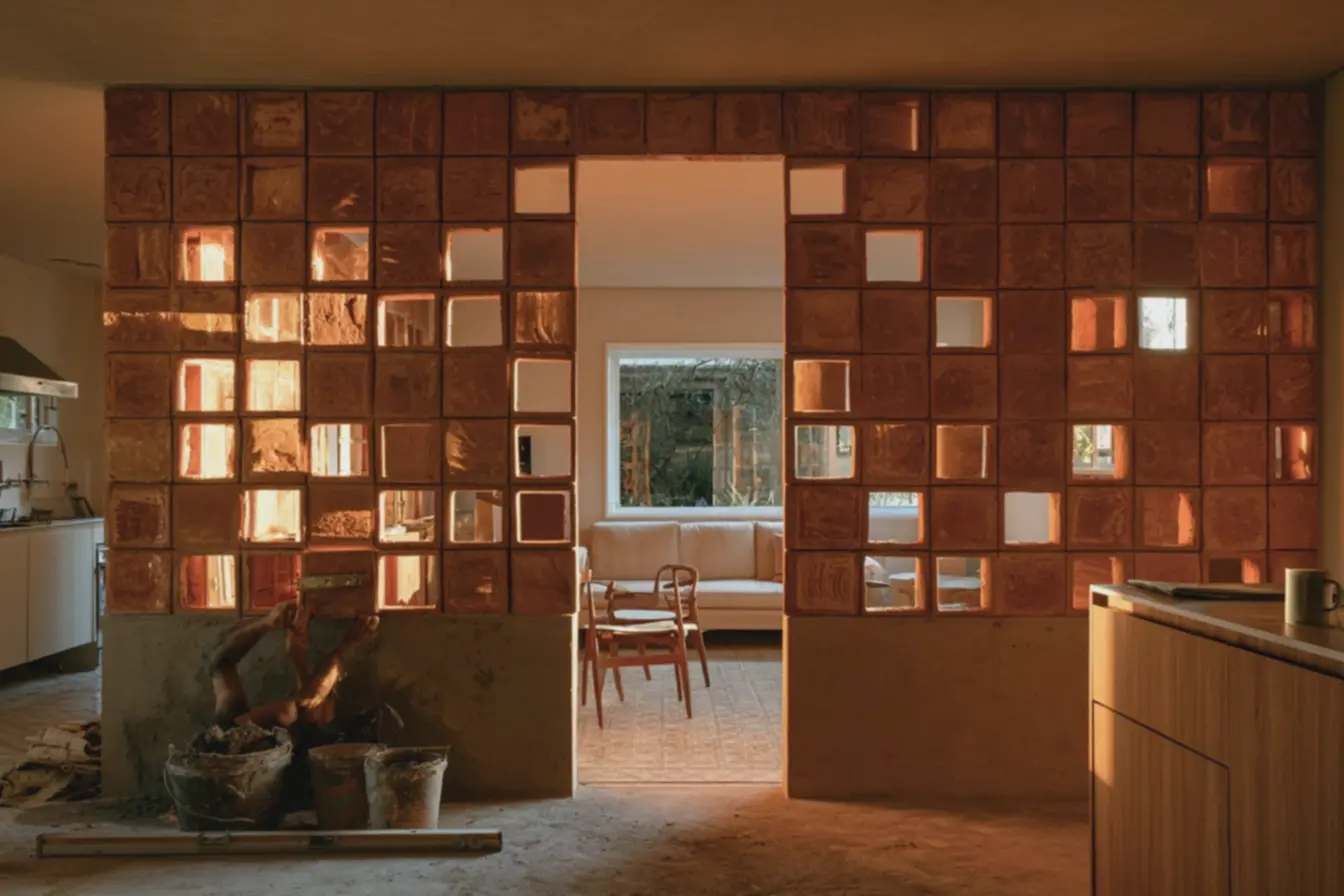 maos-do-instalador-ajustando-modulo-de-cobogo-terracota-com-nivelador-ao-lado-debaldes-de-argamassa O elemento brasileiro que voltou à arquitetura e resolve dois problemas de uma vez maos-do-instalador-ajustando-modulo-de-cobogo-terracota-com-nivelador-ao-lado-debaldes-de-argamassa O elemento brasileiro que voltou à arquitetura e resolve dois problemas de uma vez