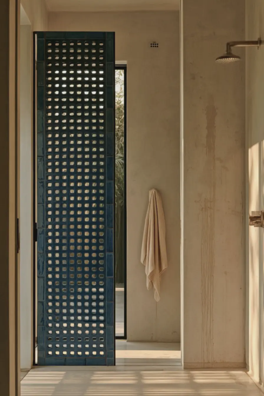 tela-de-cobogo-azul-ceramico-proxima-ao-box-do-banheiro-com-pequenas-aberturaspara-ventilacao O elemento brasileiro que voltou à arquitetura e resolve dois problemas de uma vez tela-de-cobogo-azul-ceramico-proxima-ao-box-do-banheiro-com-pequenas-aberturaspara-ventilacao O elemento brasileiro que voltou à arquitetura e resolve dois problemas de uma vez