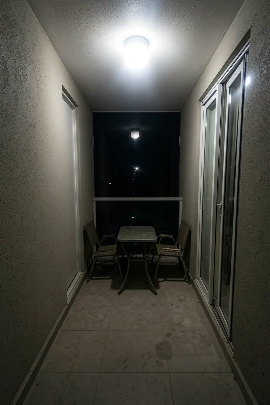 sacada-pequena-com-luz-central-estourada-reflexos-no-vidro-e-cantos-escuros-que-diminuem-o-espaco A iluminação certa faz a sacada do apartamento parecer maior depois que o sol vai embora sacada-pequena-com-luz-central-estourada-reflexos-no-vidro-e-cantos-escuros-que-diminuem-o-espaco A iluminação certa faz a sacada do apartamento parecer maior depois que o sol vai embora