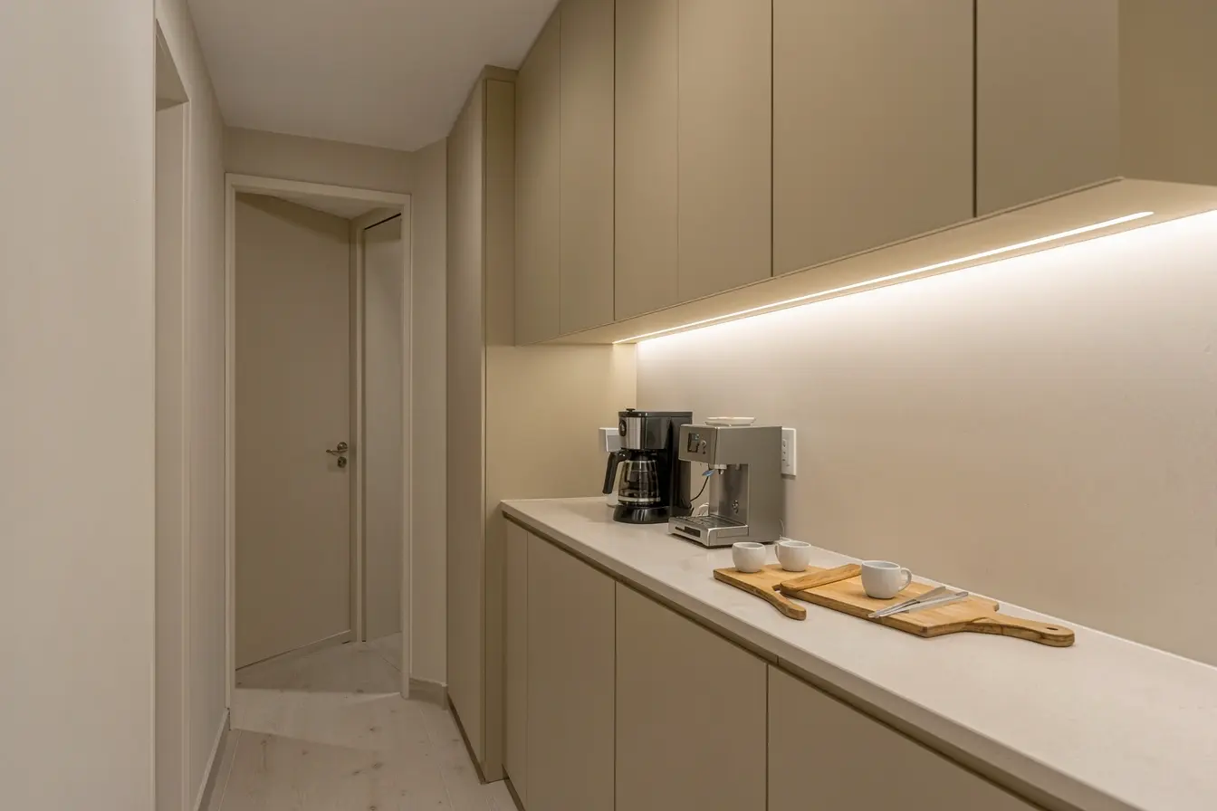 armarios-superiores-alinhados-a-bancada-em-cozinha-pequena-com-circulacao-livre-e-visual-organizado Armários até o teto na cozinha pequena: quando o espaço vertical vira aliadoത്തിനു armarios-superiores-alinhados-a-bancada-em-cozinha-pequena-com-circulacao-livre-e-visual-organizado Armários até o teto na cozinha pequena: quando o espaço vertical vira aliadoത്തിനു