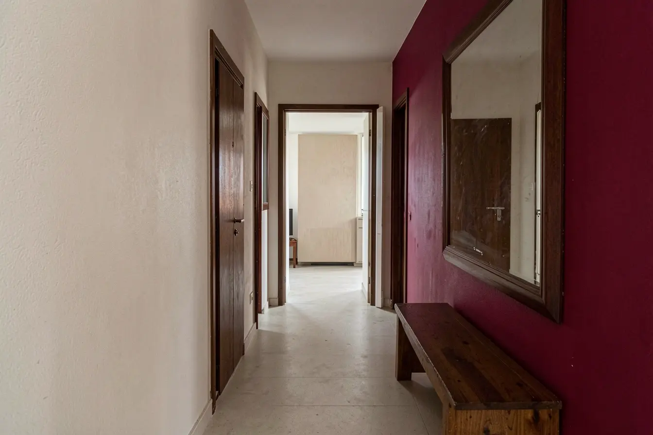 cor-vinho-intensa-pesa-em-um-corredor-estreito-e-compromete-a-sensacao-de-circulacao Paredes, teto ou móveis? Onde a cor encontra seu lugar na casa neutra cor-vinho-intensa-pesa-em-um-corredor-estreito-e-compromete-a-sensacao-de-circulacao Paredes, teto ou móveis? Onde a cor encontra seu lugar na casa neutra