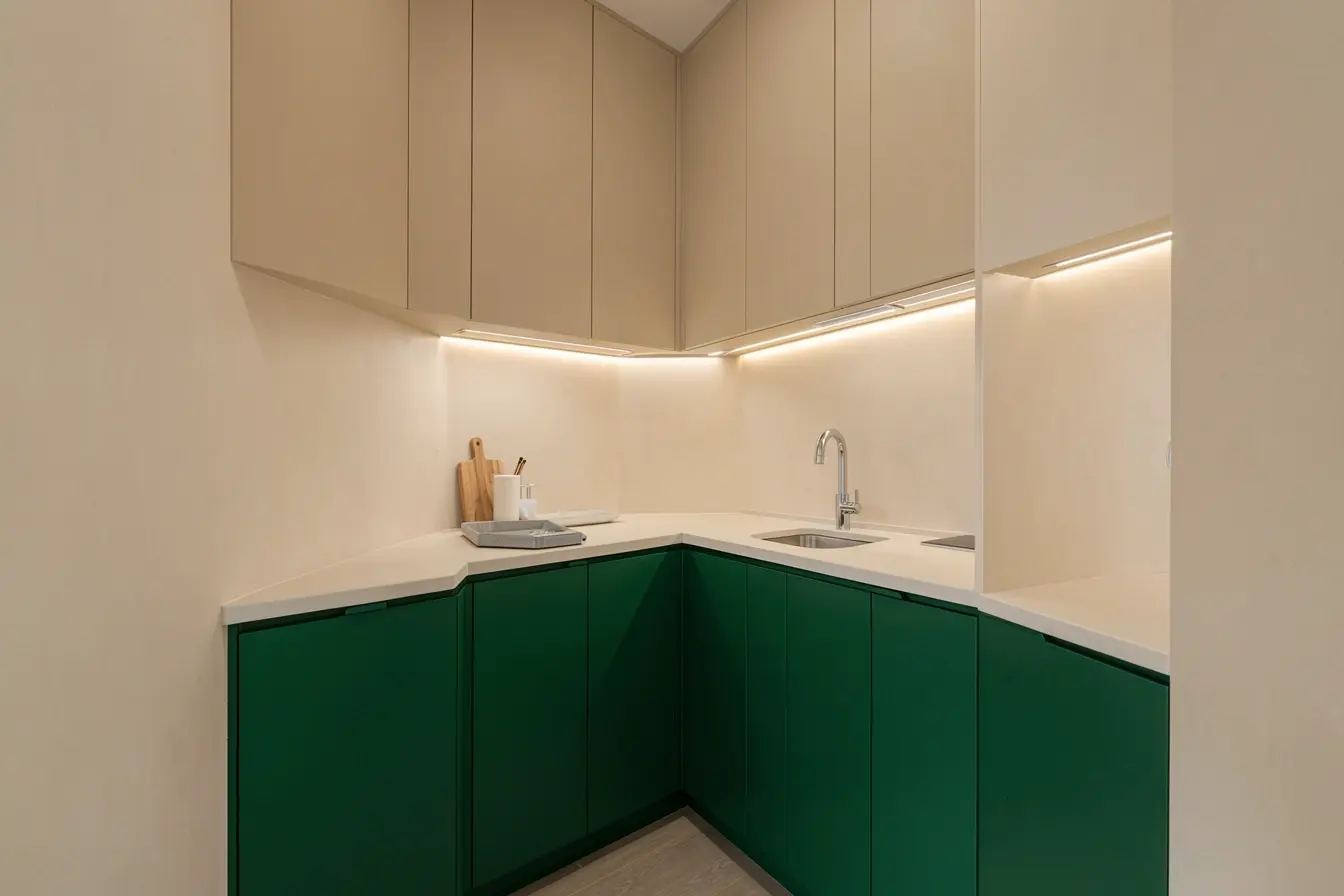 cozinha-pequena-com-armarios-verdes-inferiores-modulos-claros-ate-o-teto-e-iluminacao-sob-os-armarios O que faz uma cozinha pequena parecer maior está nas cores, na luz e nos armários cozinha-pequena-com-armarios-verdes-inferiores-modulos-claros-ate-o-teto-e-iluminacao-sob-os-armarios O que faz uma cozinha pequena parecer maior está nas cores, na luz e nos armários